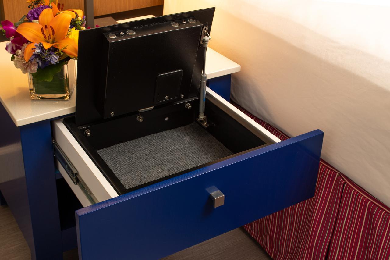 Zimmer mit Queensize-Bett und Blick auf das Wasser