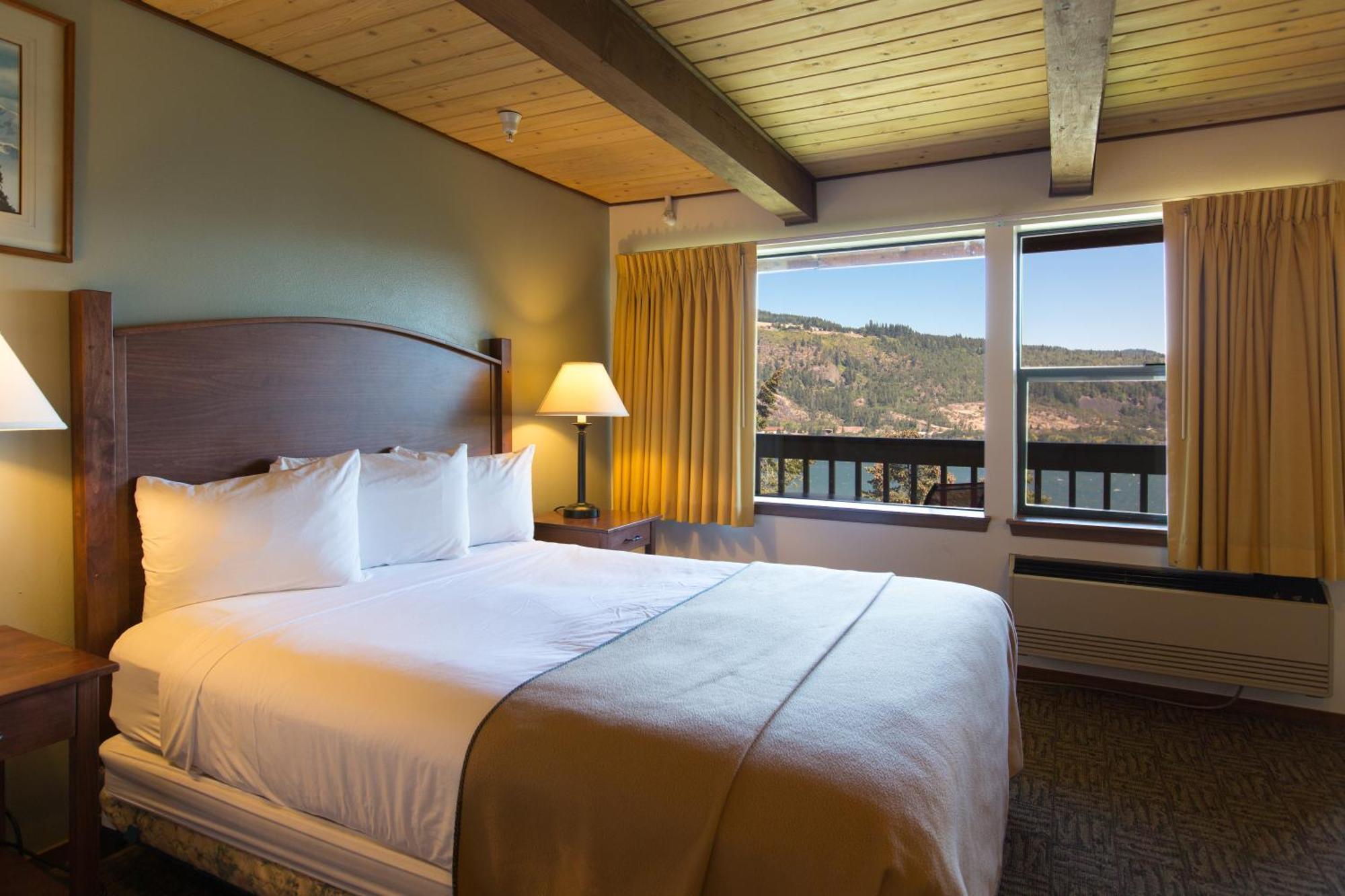 1 King Bed, River View with Balcony (Pet-Friendly)