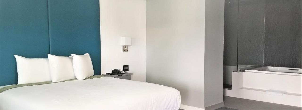 Deluxe Suite with Spa Bath