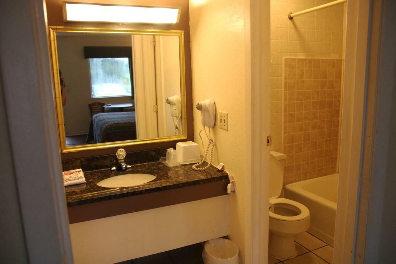 Queen Room - Non-Smoking