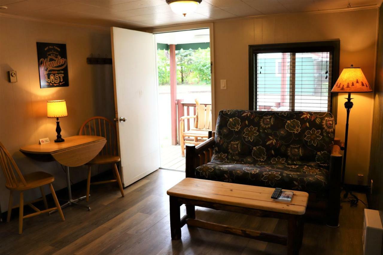 Studio with Pool View (Cabin 2)