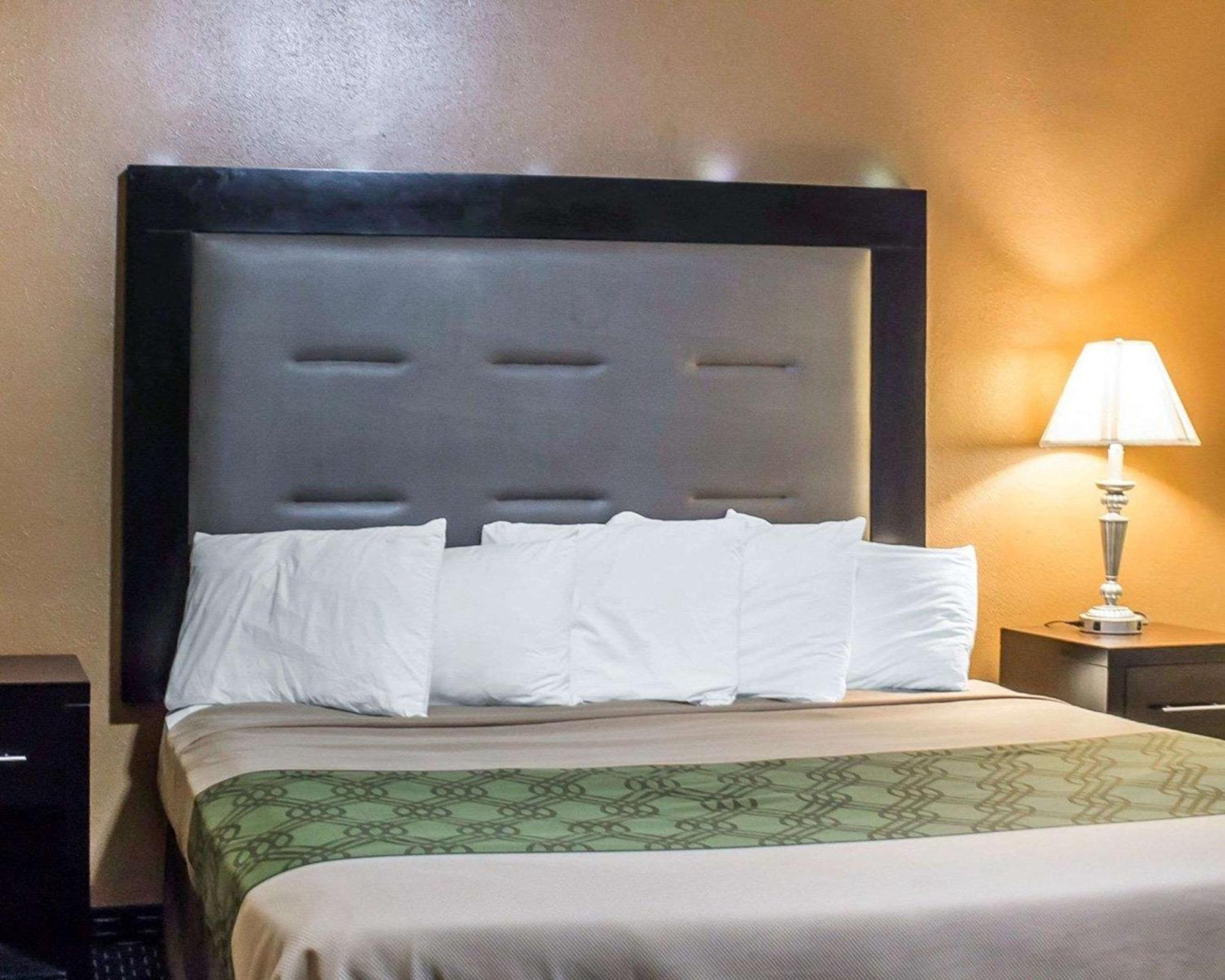 Standard King Room - Non-Smoking