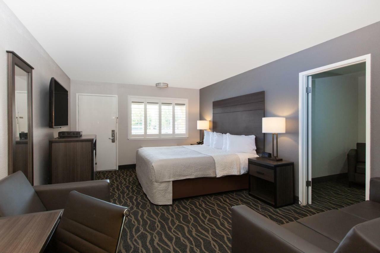 1 Queen Bed and 1 Twin Bed, Non-Smoking