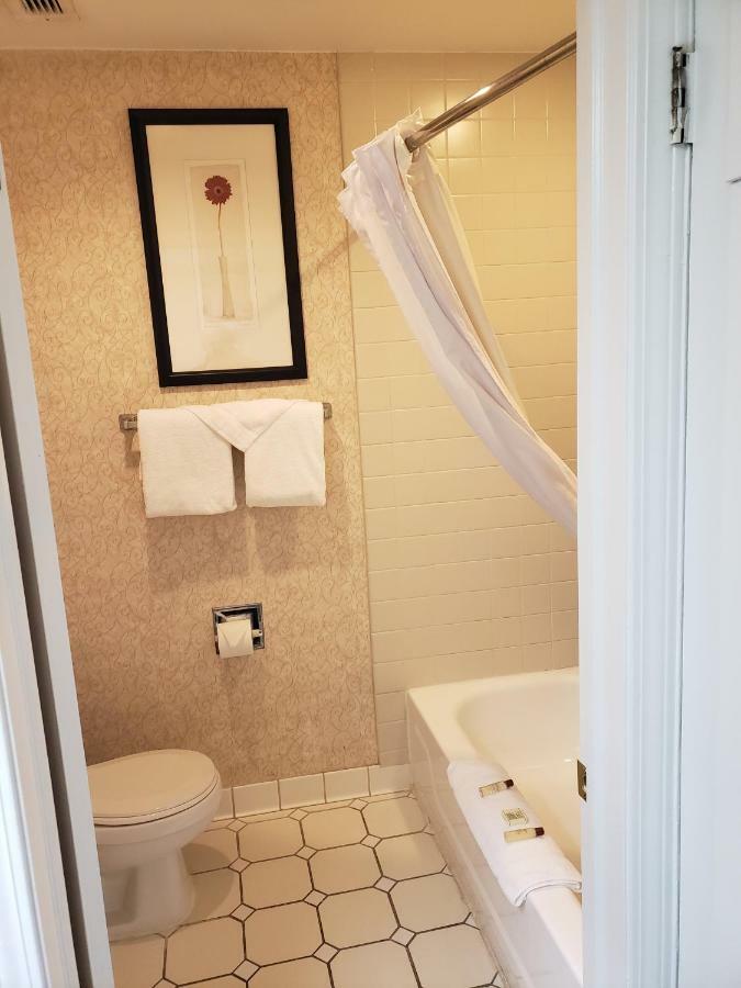 One-Bedroom Master King Suite - Non-Smoking