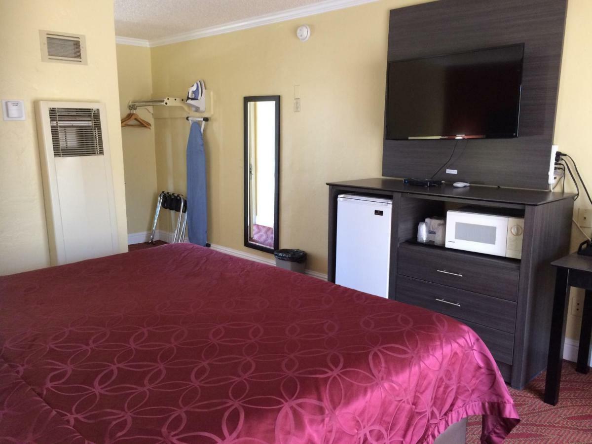 1 King Bed Accessible Non-Smoking (NO A/C)