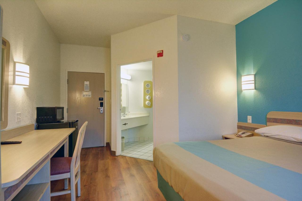 King Room with Roll-in Shower - Disability Access - Non-Smoking
