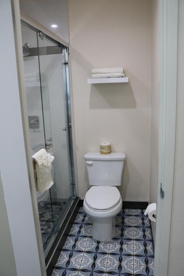 Deluxe King Room - Non-Smoking