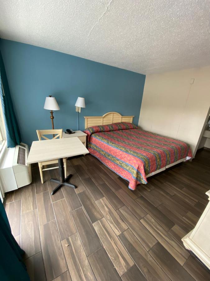 Deluxe King Room- Non-Smoking