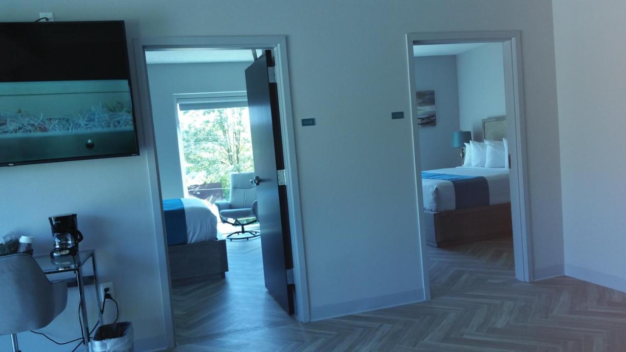 Two Bedroom Executive Suite Living-room,952331287:JPEG
