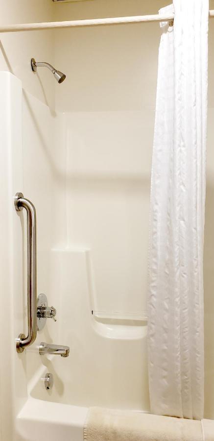 Zimmer mit Kingsize-Bett und Whirlpool