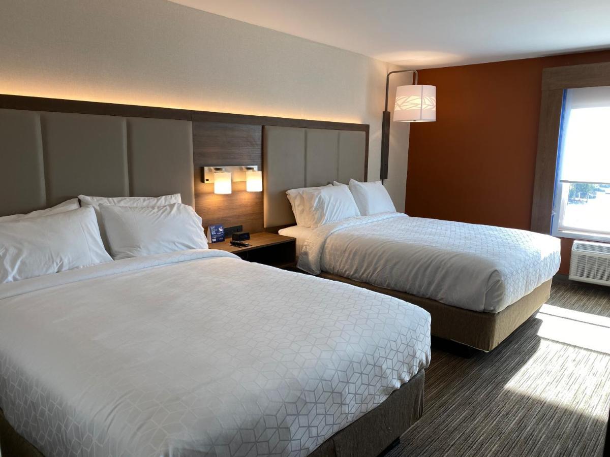 Standard Queen Room Two Queen Beds Communications Accessible,967527451:JPEG