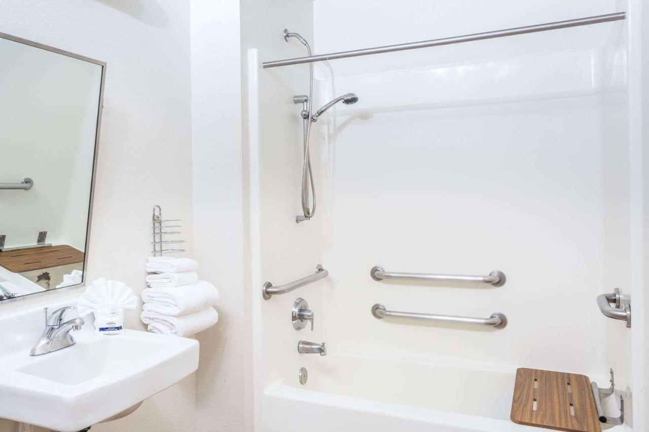 One-Bedroom Suite - Disability Access/Non-Smoking SPN1