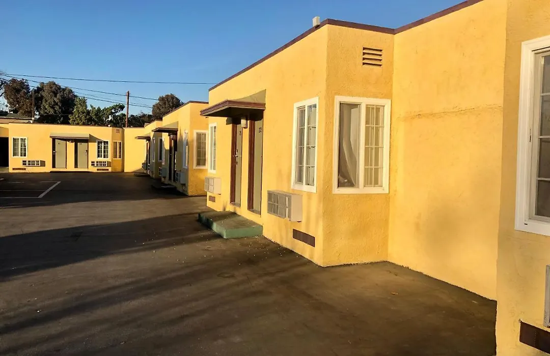 Deluxe Inn-1