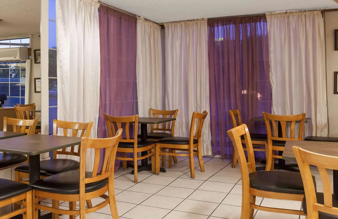 Howard Johnson By Wyndham Bakersfield-1