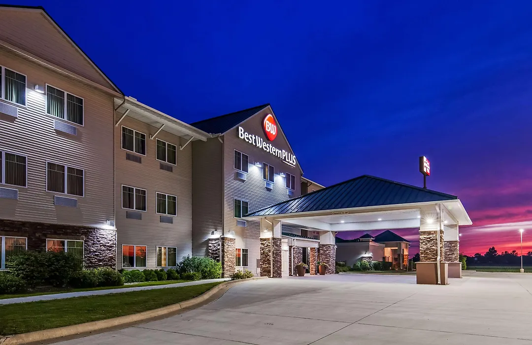 Best Western Plus Green Mill Village Hotel & Suites-1