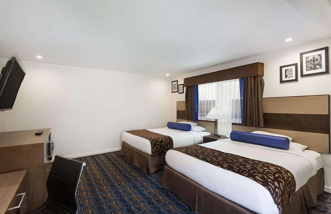 Howard Johnson By Wyndham Berkeley-1