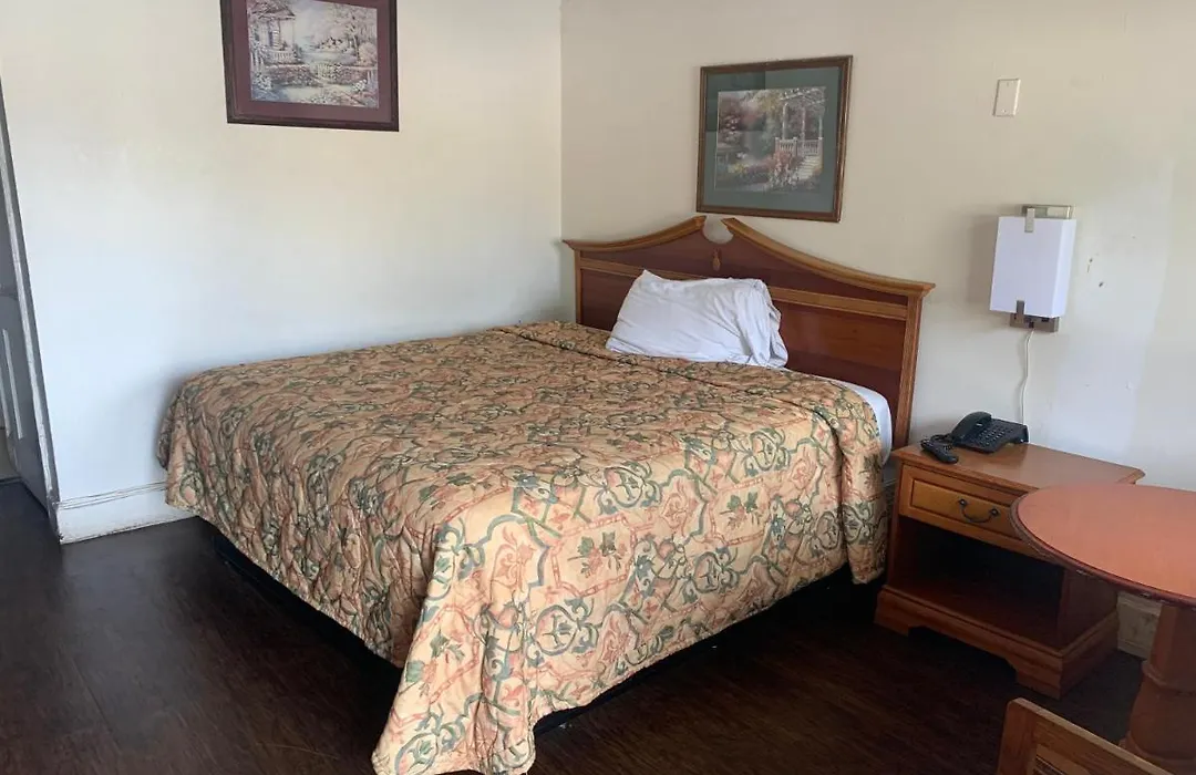 Economy Inn-1