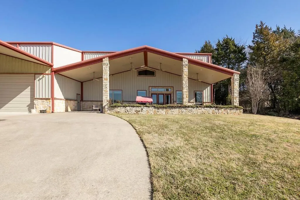Texas Ranch House With 5 Bedroom And Fish Pond-1