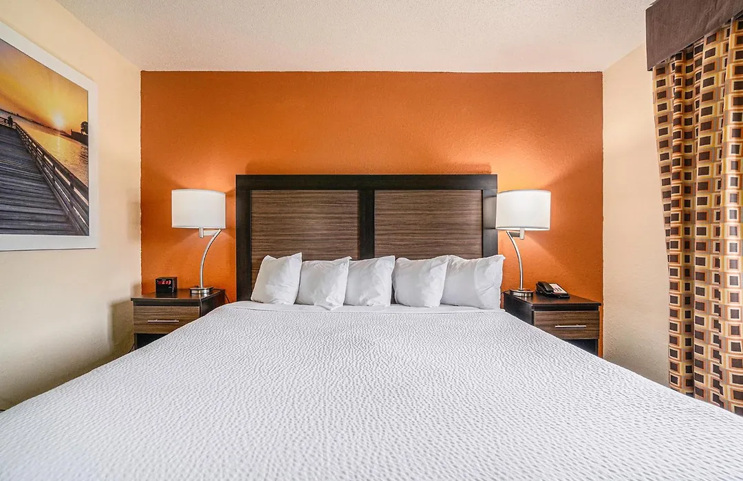 Days Inn & Suites By Wyndham Traverse City-1