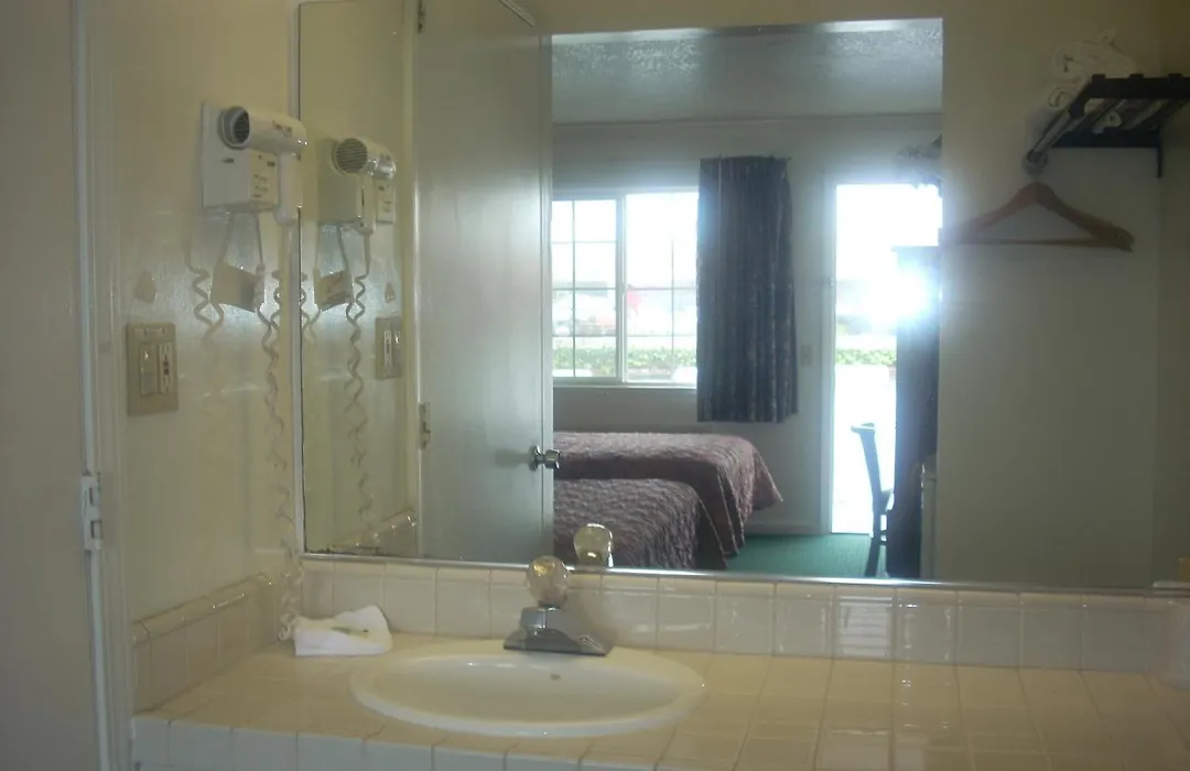 Economy Inn Seaside-1