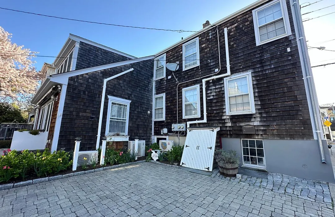 Private Historic Inn Downtown Newport-1