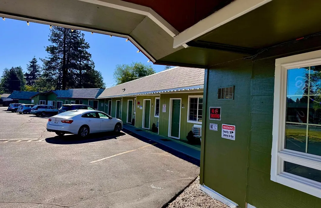 Chalet Motel - Affordable Stay In Central Bend-1