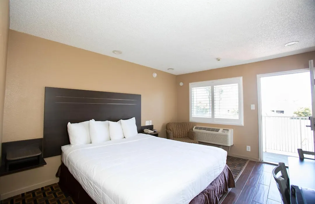 Budget Inn By 101 Bus From Downtown-1