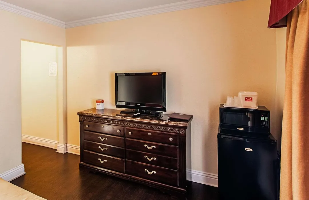 Econo Lodge Long Beach I-405-1