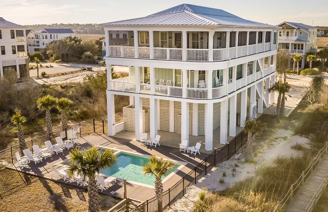 Paradise Point: Luxury Beachfront Home With Views-1