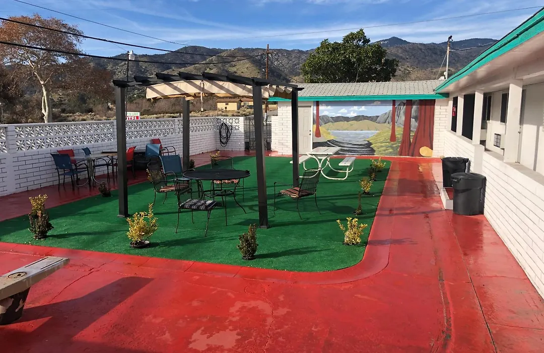 Mount-N-Lake Motel-1