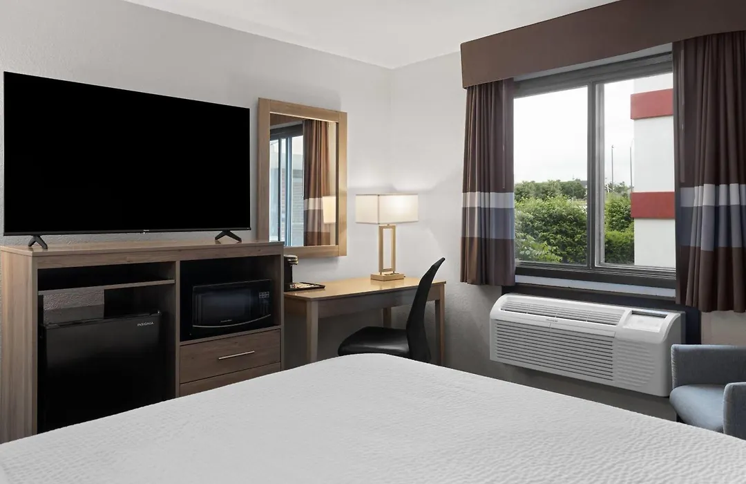 Ramada By Wyndham Cedar Rapids South-1