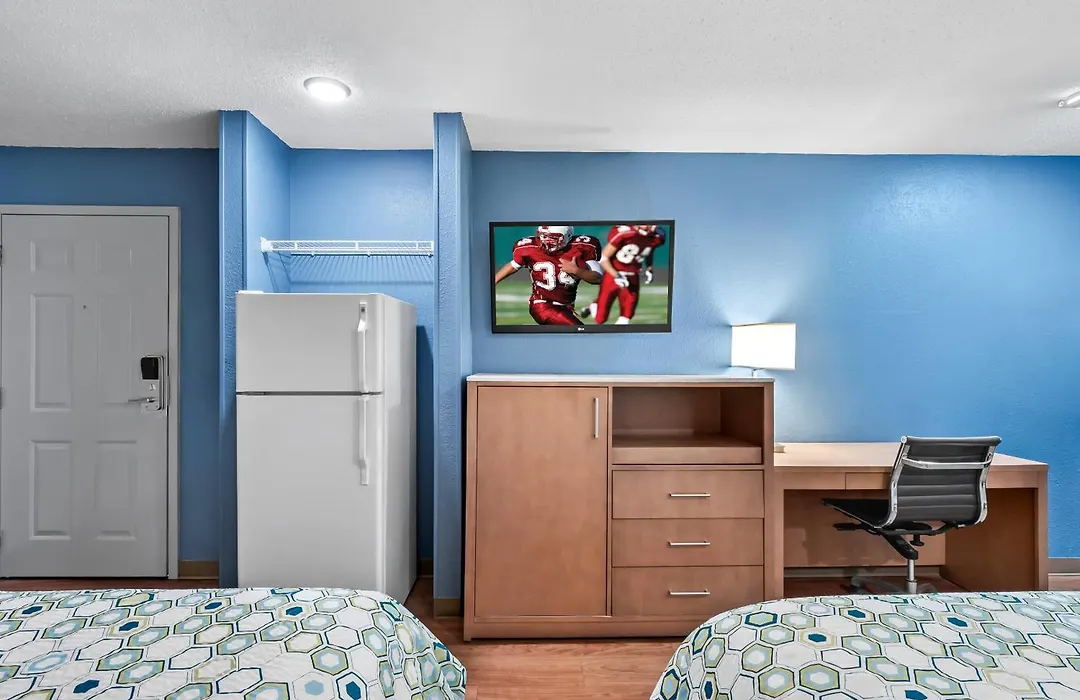 Hometowne Studios By Red Roof Detroit - Livonia-1