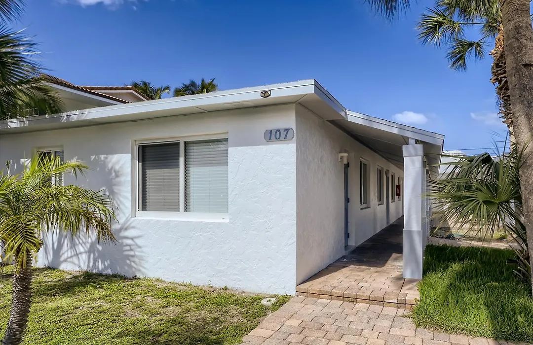 Singer Island Inn Studio/ Walk To The Beach-1