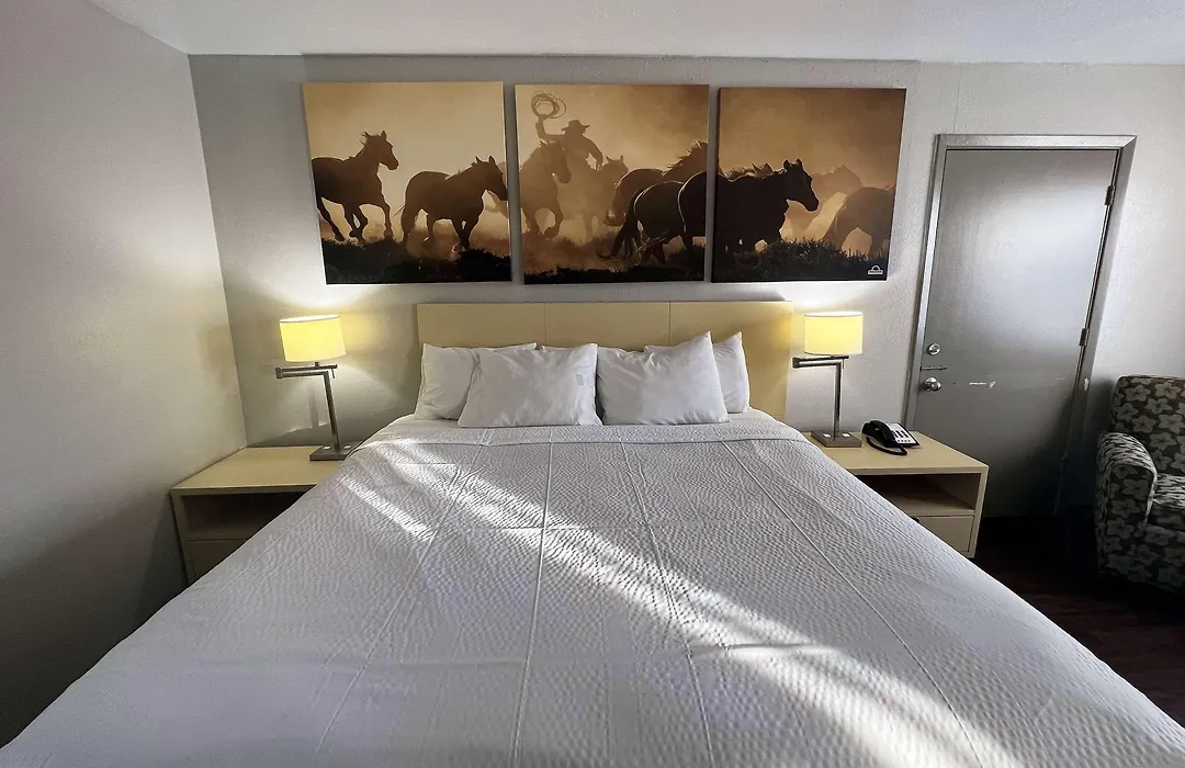 Days Inn & Suites By Wyndham - Canton First Monday Trade Days-1
