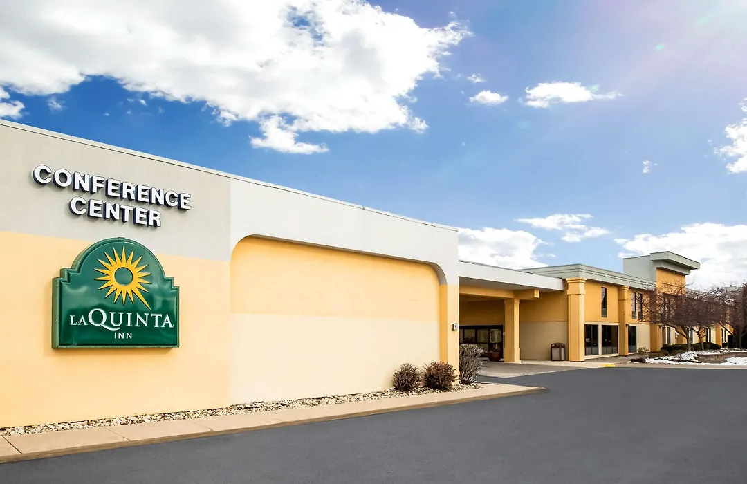 La Quinta Inn By Wyndham Davenport & Conference Center-1