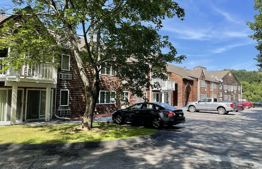Econo Lodge Inn & Suites Groton-1