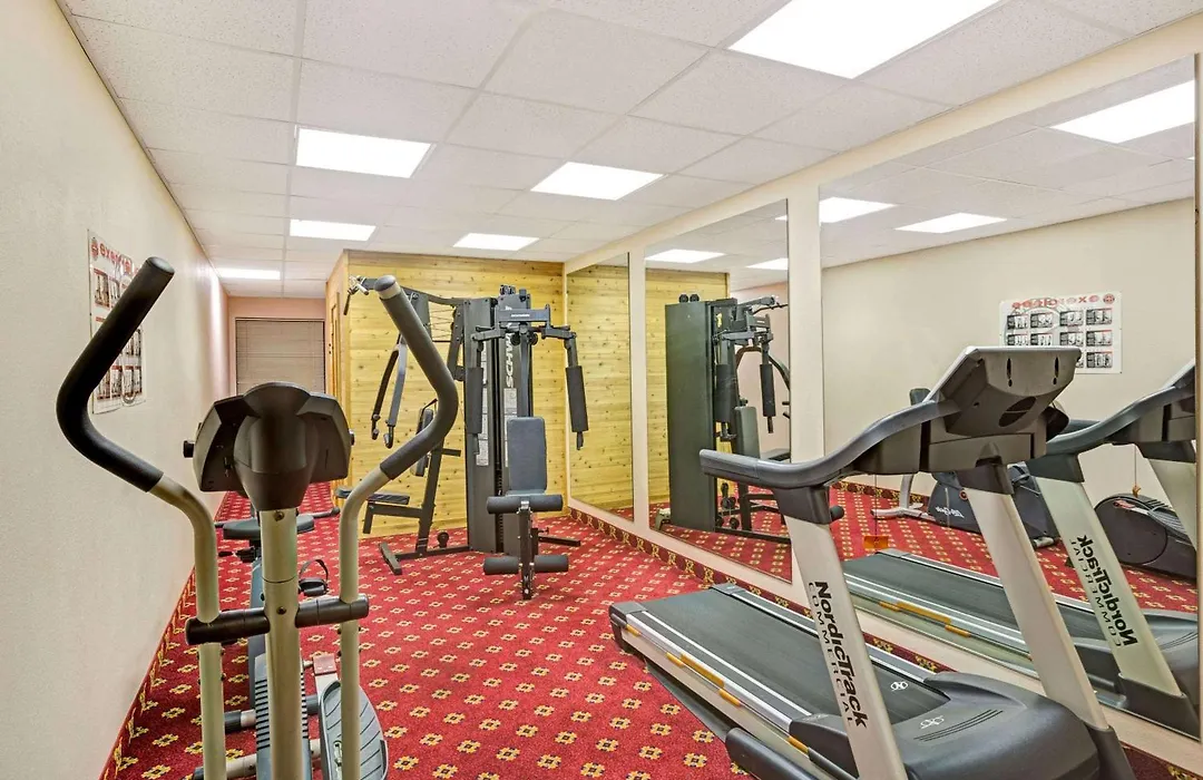 Days Inn & Suites By Wyndham Louisville Sw-1