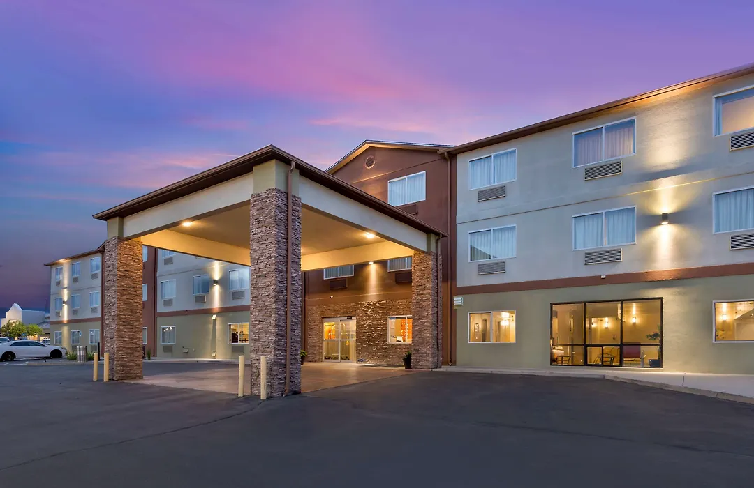 Best Western Plus The Four Corners Inn-1