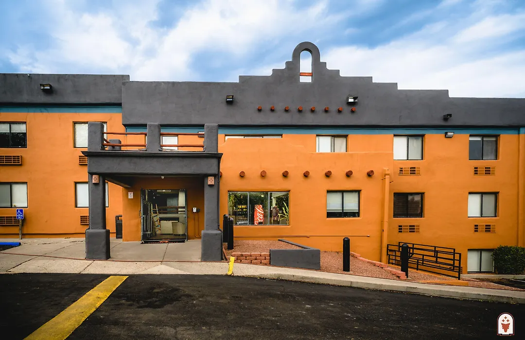 Super 8 By Wyndham Santa Fe-1