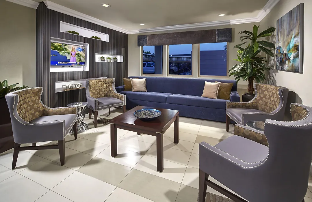 Eden Roc Inn & Suites Near The Maingate-1