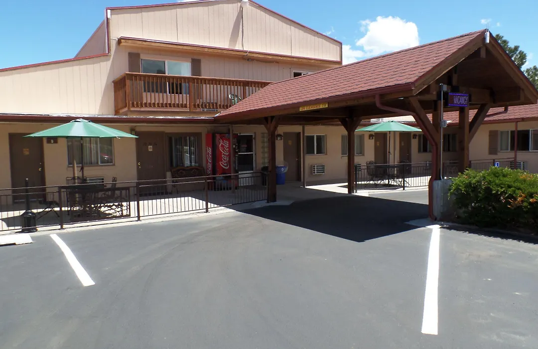 Kinnikinnik Motor Lodge-1