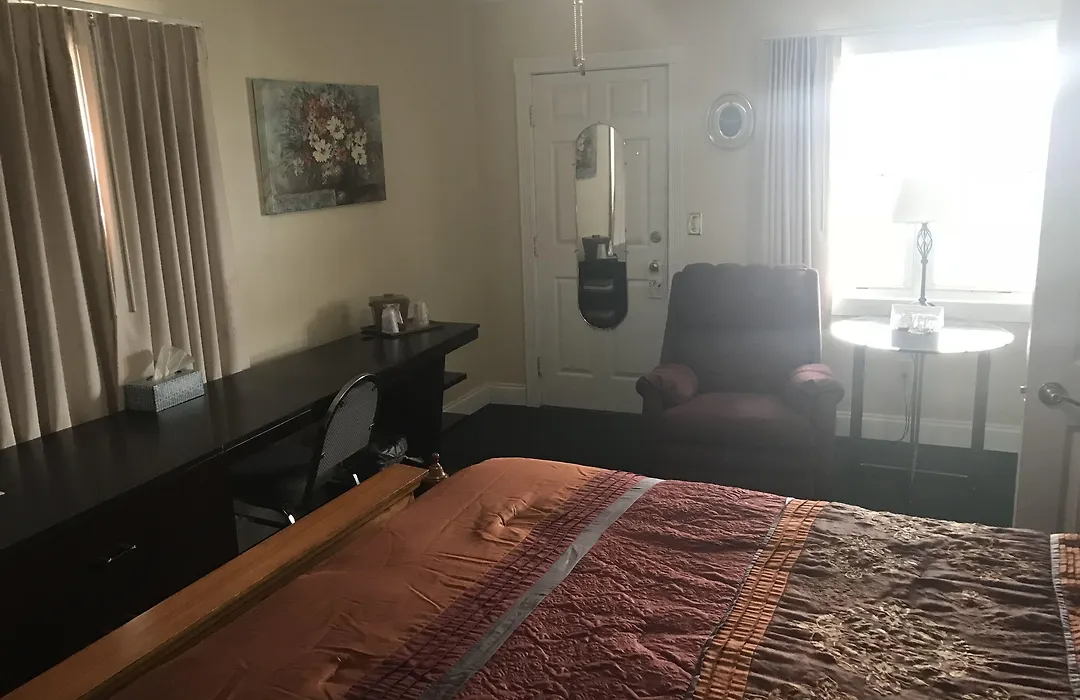 Longhouse Lodge Motel-1