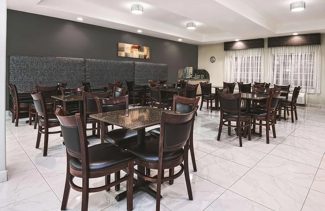 La Quinta Inn & Suites By Wyndham Mercedes Outlet Mall-1