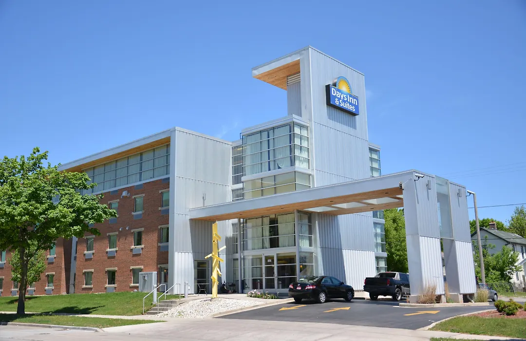 Days Inn & Suites By Wyndham Milwaukee-1