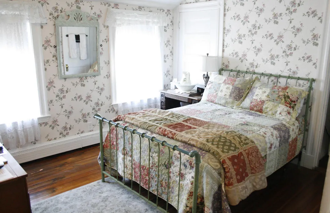 The Coolidge Corner Guest House: A Brookline Bed And Breakfast-1