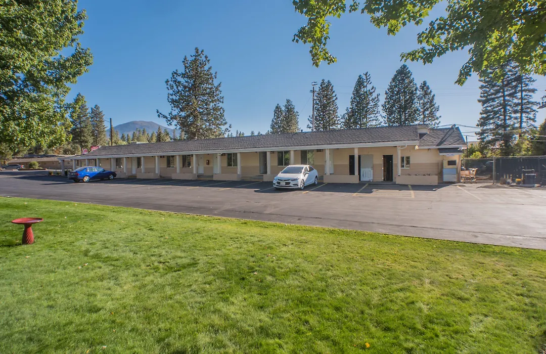 Shasta Pines Motel & Suites-1