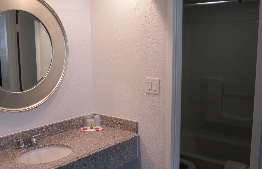 Travel Inn And Suites-1