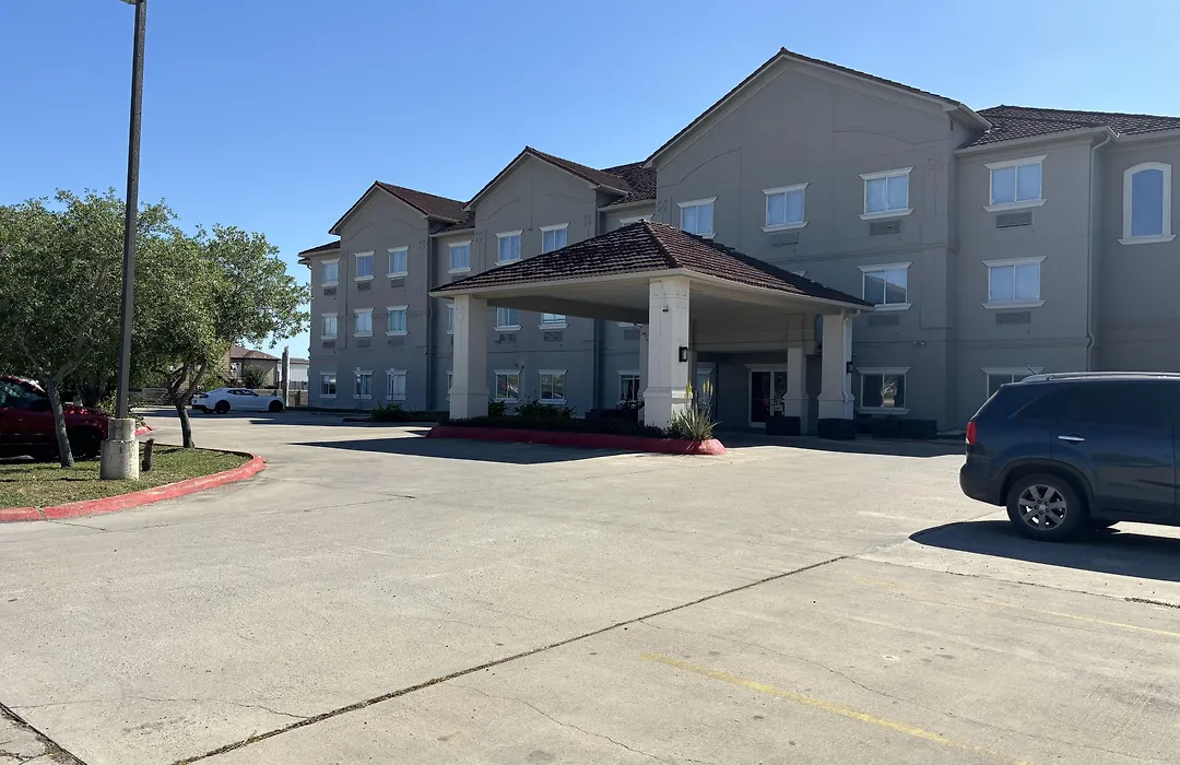 Deluxe Inn & Suites-1