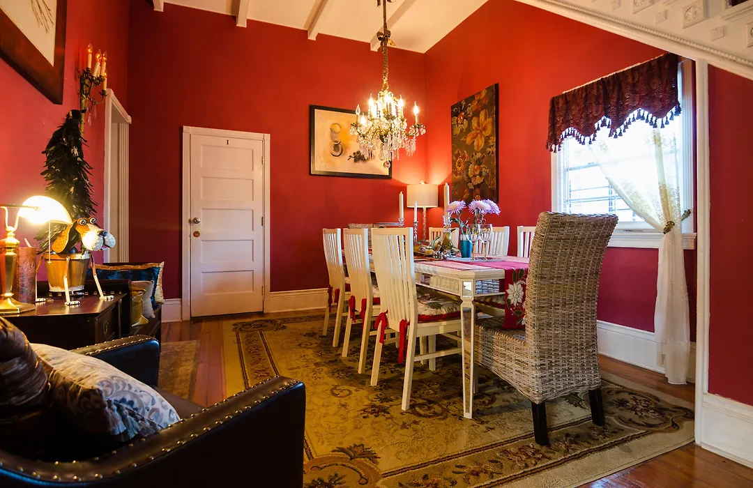 Madame Isabelle'S House-1