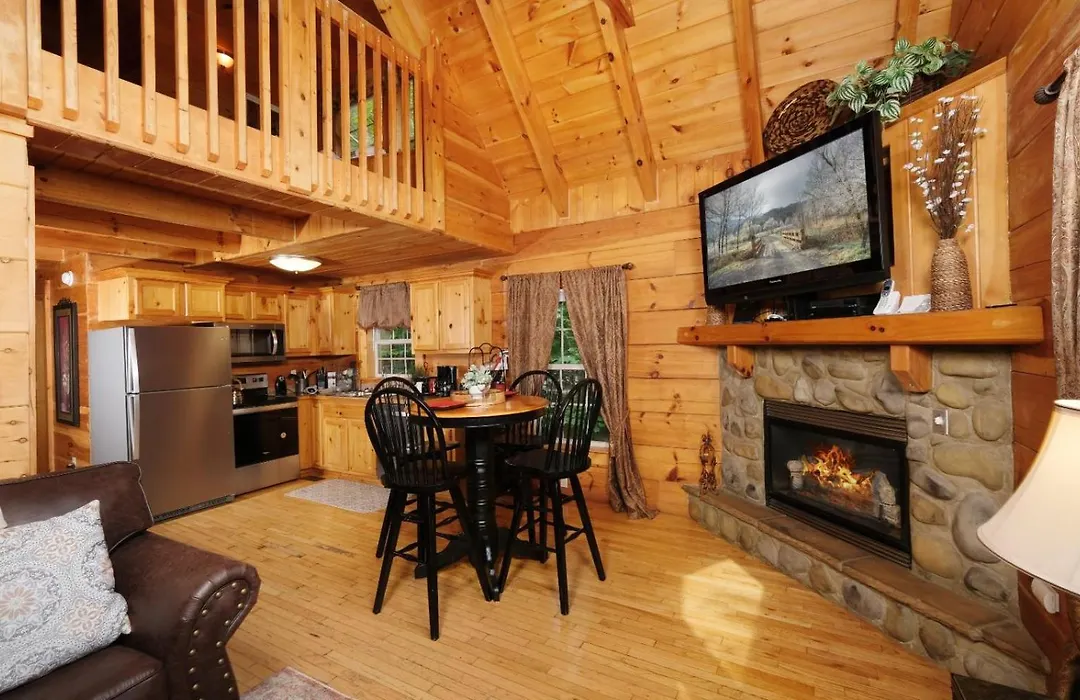 Gatlinburg Secret Splash - Private Indoor Pool, Outdoor Hot Tub, Jetted Tub + Game Room-1